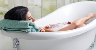 femeie la menstruatie facand baie